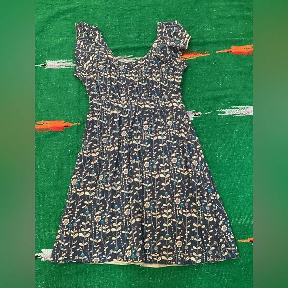 Fossil Women's Midi Dress Blue w/ Florals Flutter Sleeve Lined Size Small
@9 - Picture 2 of 3
